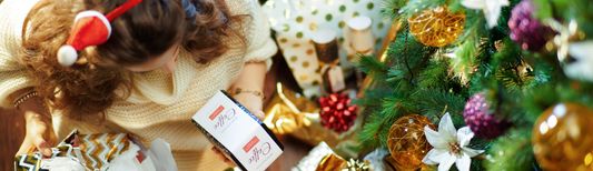 Geschenke auspacken an Weihnachten mit einem Spiel, Wichtelgeschenk, Würfelspiel, Beschwerung
