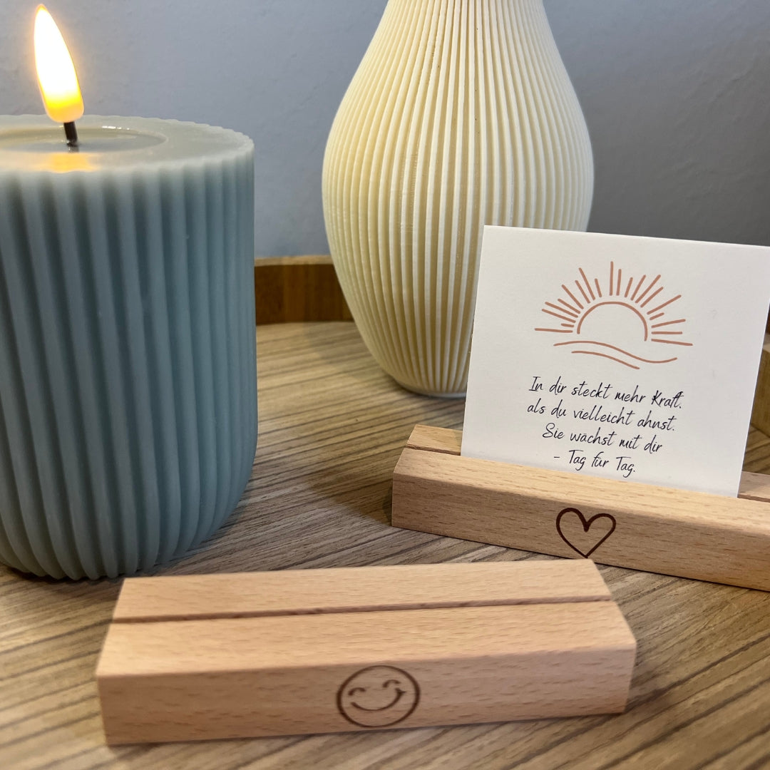 Kartenständer für Karte Dina6, Fotoständer, Fotohalter, Holzständer, Kartenhalter, mit eingravierten Motiv Herz oder smiley