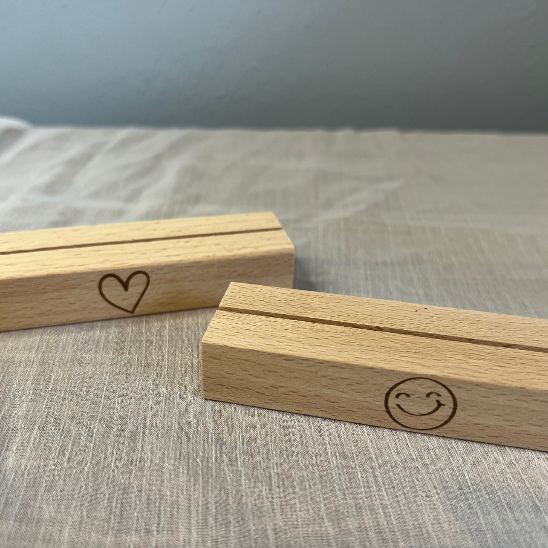Kartenständer für Karte Dina6, Fotoständer, Fotohalter, Holzständer, Kartenhalter, mit eingravierten Motiv Herz oder smiley