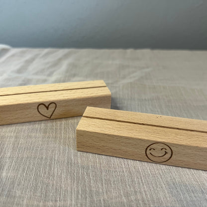 Kartenständer für Karte Dina6, Fotoständer, Fotohalter, Holzständer, Kartenhalter, mit eingravierten Motiv Herz oder smiley