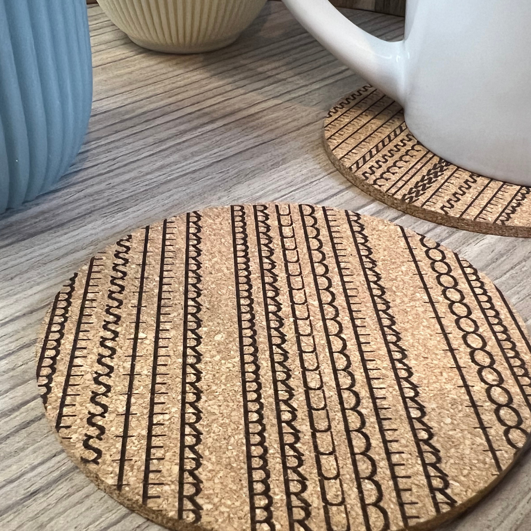 Individueller Untersetzer mit geometrischem Schriftmuster und Gravur