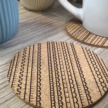 Individueller Untersetzer mit geometrischem Schriftmuster und Gravur