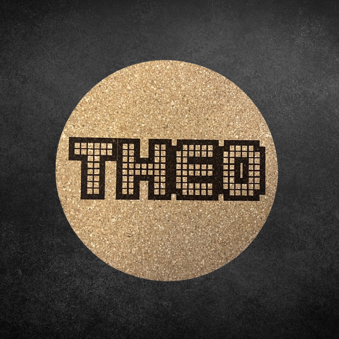 Gravierter Untersetzer mit Namen im Pixel Stil