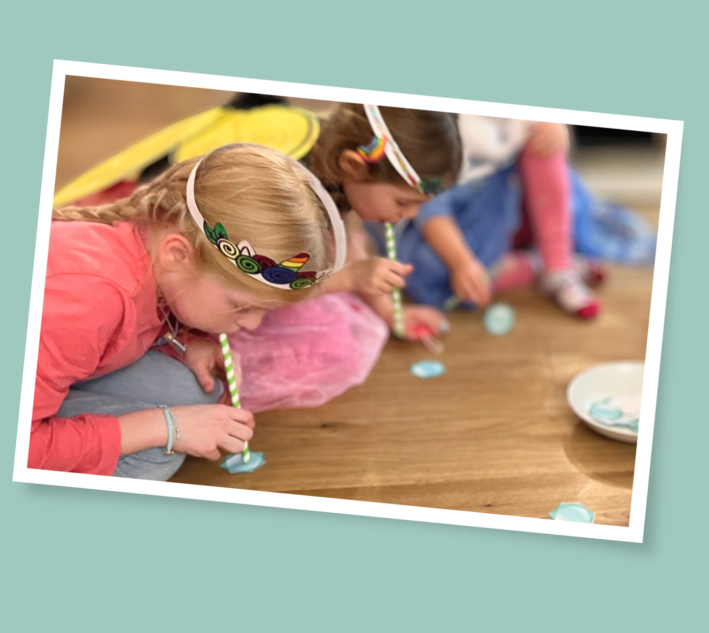 Einhorn Spiel mit Strohhalm bei dem Kinder mit dem Strohhalm Edelsteine aufsaugen