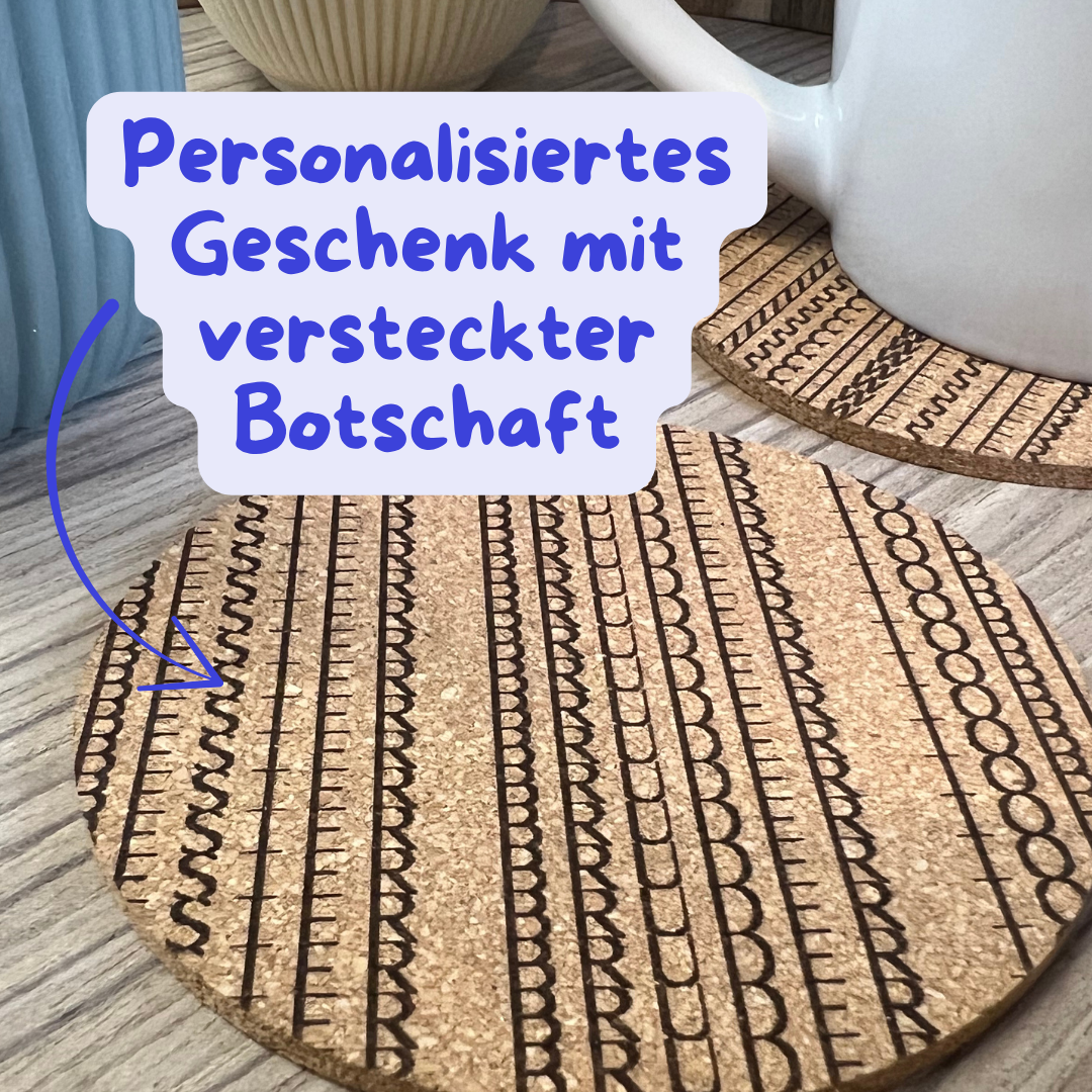 Personalisierter Kork-Untersetzer mit Namen und verstecktem Text-Rätsel