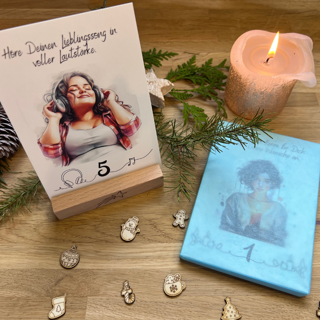 Adventskalender Geschenkset | 24 Karten + Holzständer mit Gravur + Weihnachtskonfetti | personalisierbar