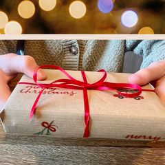 Weihnachtsgeschenk übergeben mit dem Würfelspiel zu Weihnachten als Wichtelgeschenk,Würfelspiel